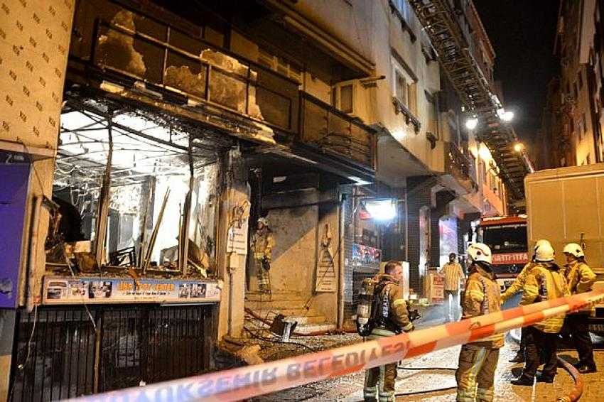 4 katlı binayı saran yangında 2 kişi mahsur kaldı