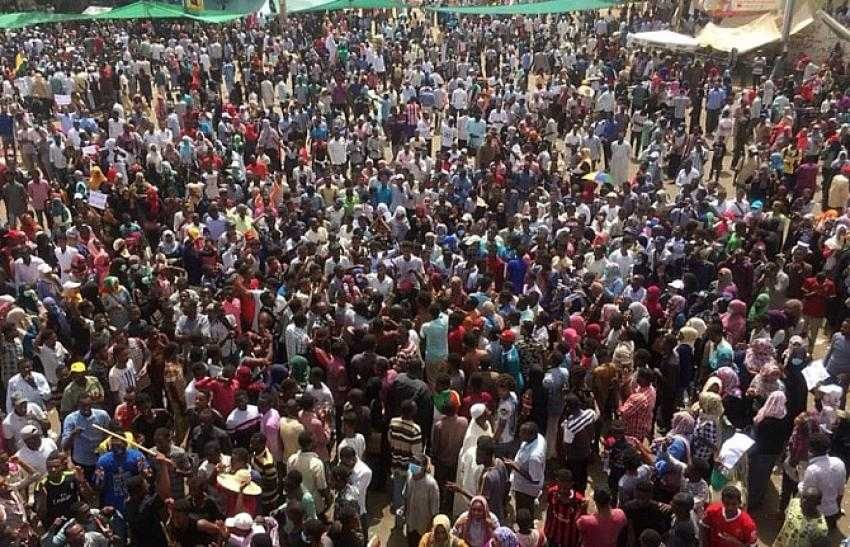 Sudan Cumhurbaşkanı tutuklandı, OHAL ilan edildi