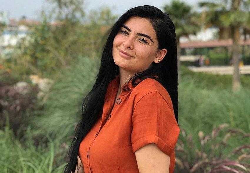 Başörtüsünü çıkaran Hanife