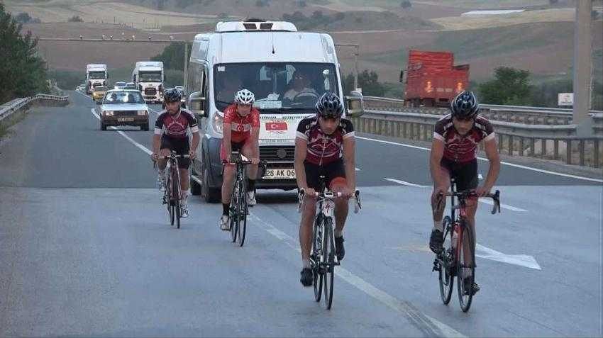 Milli sporcular, 680 kilometrelik yolu bisikletle gidiyor