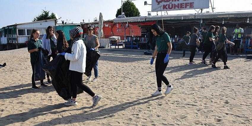Bursalı öğrencilerden sahil temizliği
