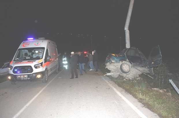 Otomobil elektrik direğine çarptı: 1 ölü, 1 yaralı