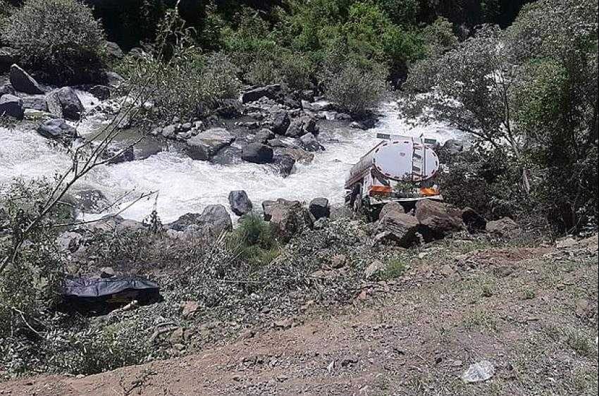 Akaryakıt tankeri dereye yuvarlandı: 1 ölü, 1 yaralı