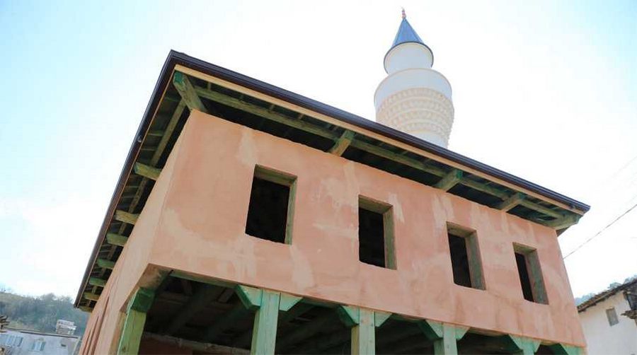 200 yıllık ahşap cami küllerinden doğuyor