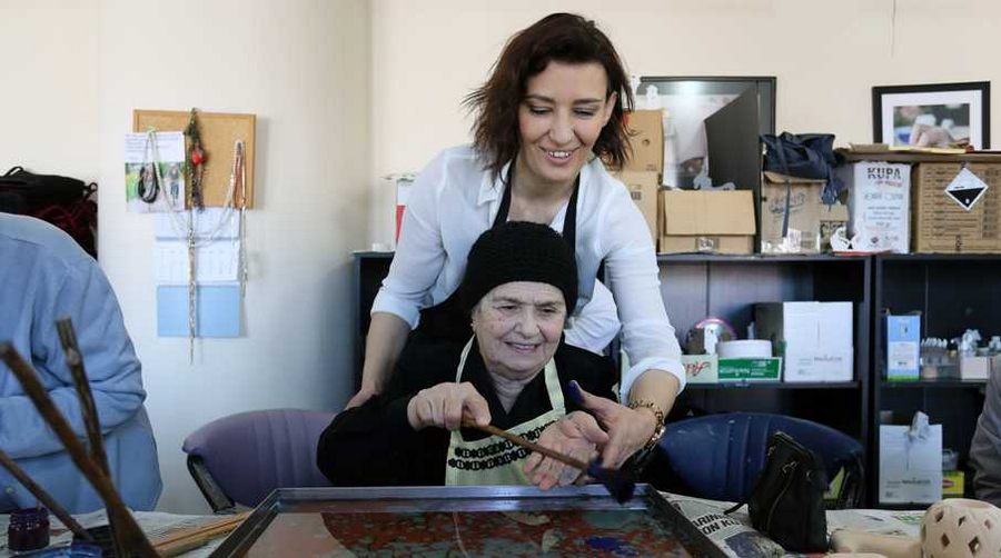 Yaşlılar haftasında ebru sanatını öğrendiler