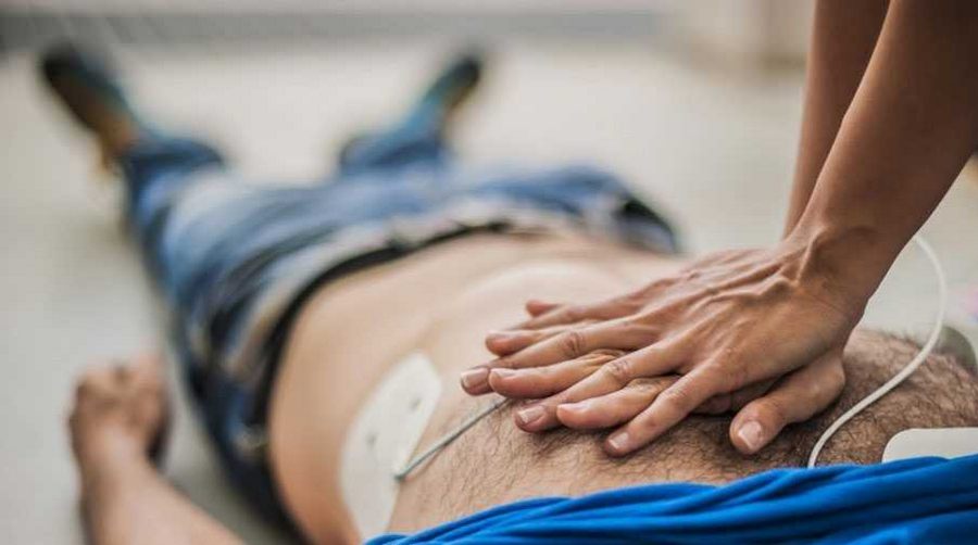 Plajdaki doktorun müdahalesiyle yaşama döndü