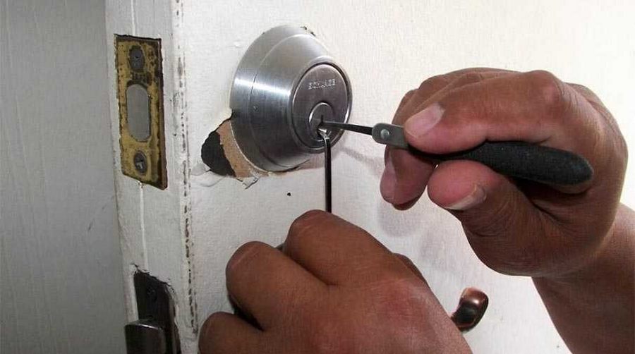 Gizli programı silmek için kendini banyoya kilitledi...