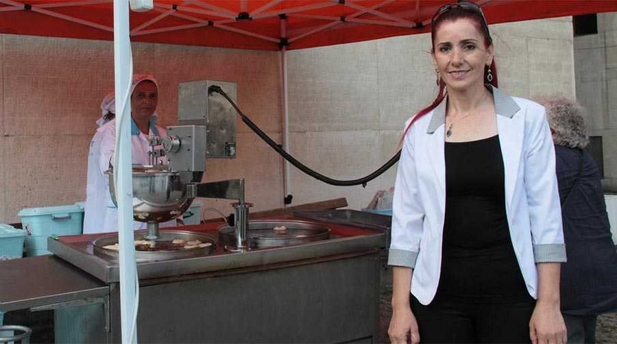 Şiddet görüp ölen kadınlar için lokma dağıttı