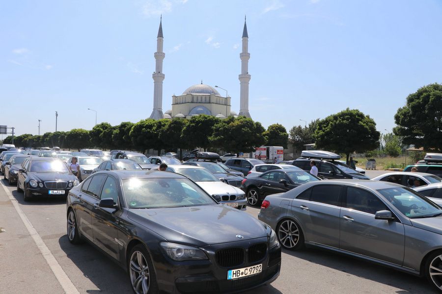 Sınır kapılarında araç kuyrukları