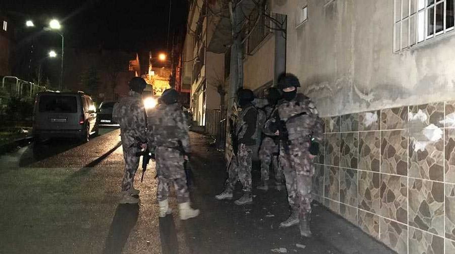 İki kızını pompalı tüfekle rehin aldı