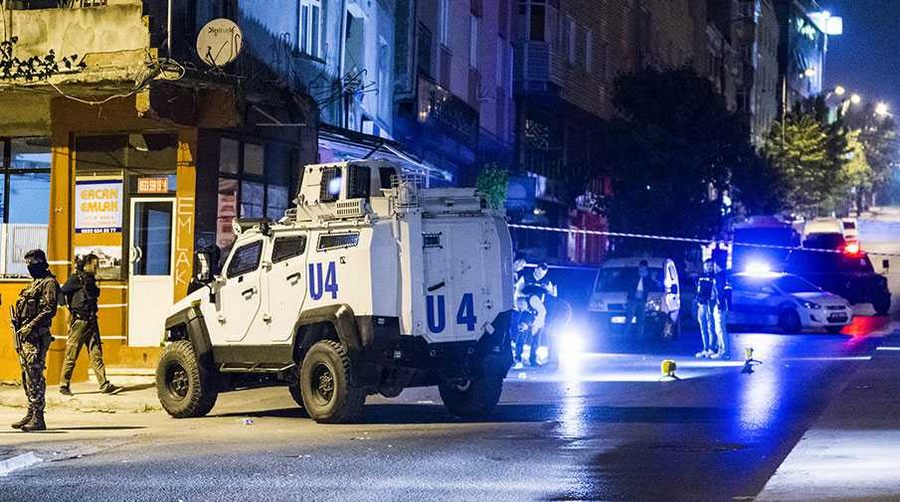Otomobilden polise ateş açtılar...