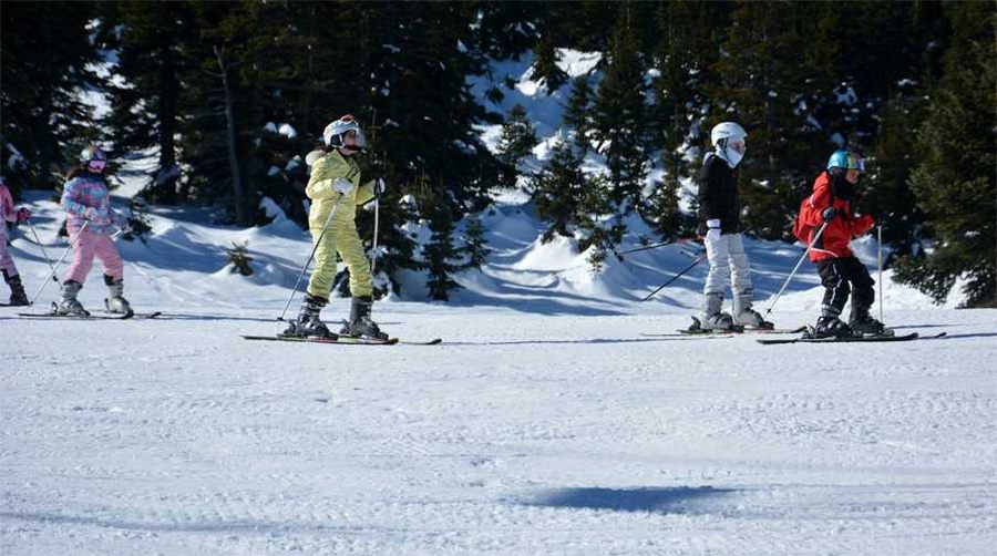 6 saatlik eğitimde kayak öğreniyorlar
