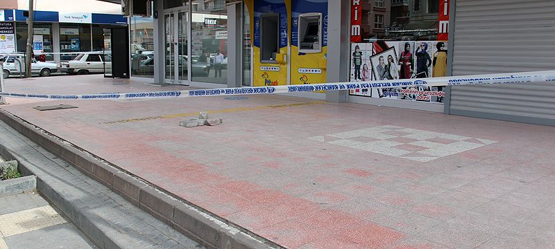 10 yıllık eşini sokak ortasında silahla vurarak öldürdü