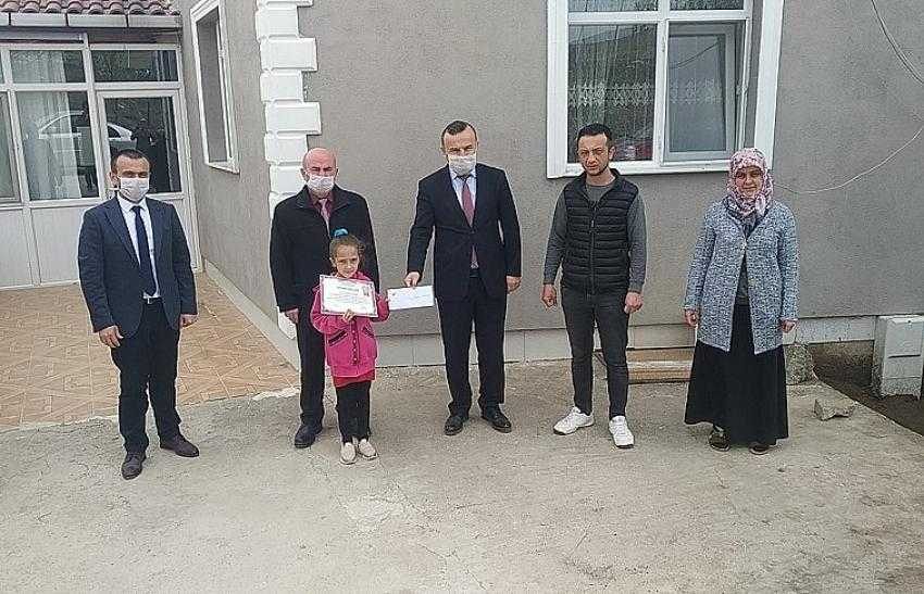 Hisarcık’ta Korona virüs nedeniyle başarılı öğrencilere ödülleri evlerinde verildi
