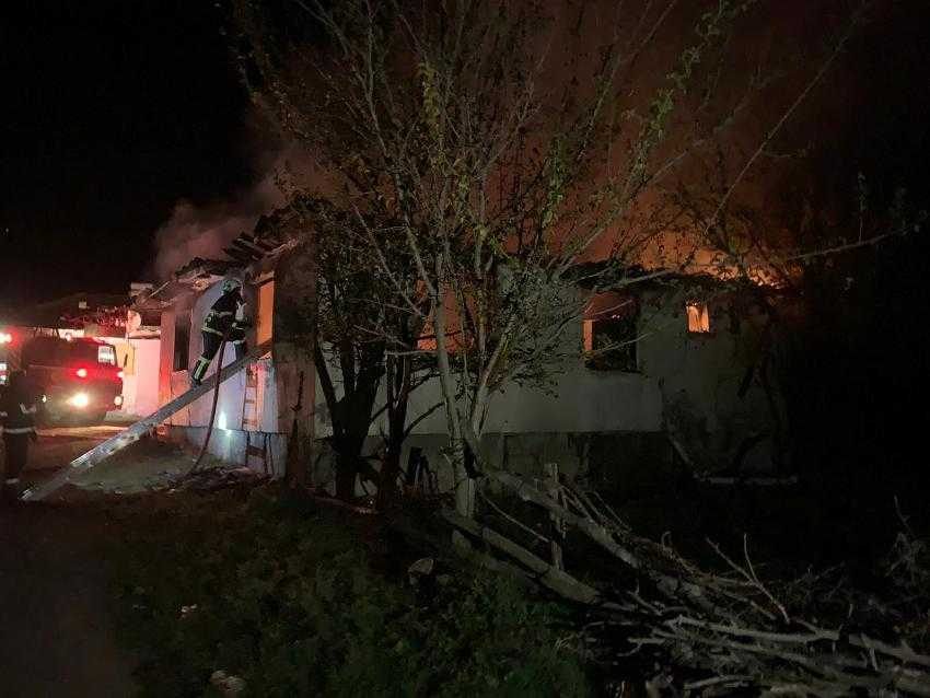 Gediz’de alev alev yanan ev küle döndü