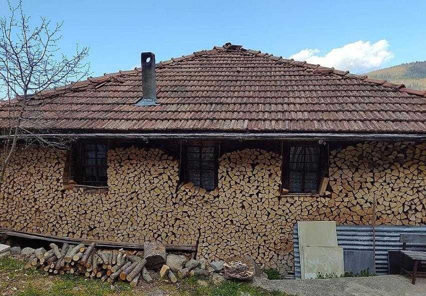 Evinin duvarlarını odunla çevirdi