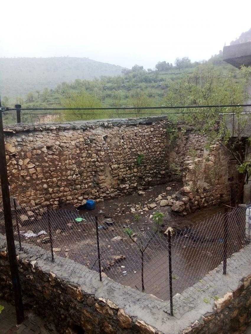 Gercüş’te yağışlardan dolayı toprak evler çöktü