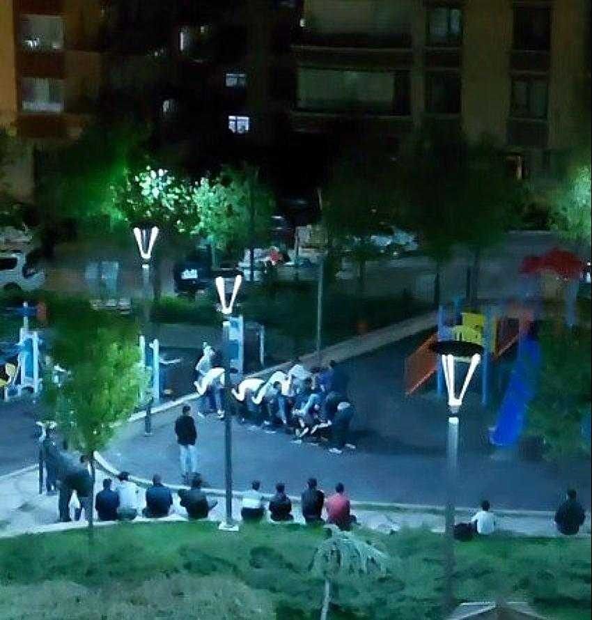 Başkent’te sokağa çıkma kısıtlamasına uymayıp parkta oyun oynadılar