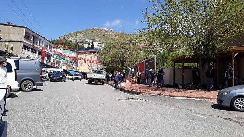 Kısıtlama kalktı, vatandaşlar sosyal mesafe kuralına uyarak dışarı çıktı