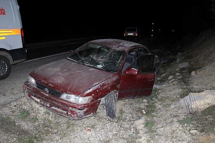 Elazığ’da otomobil şarampole uçtu: 3 yaralı