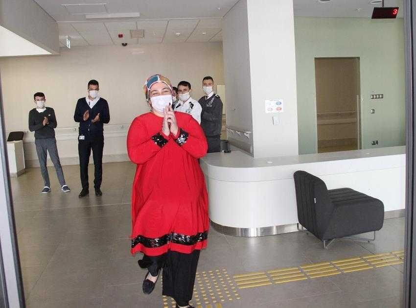 Yozgat’ta korona virüsü yenen hasta alkışlarla taburcu oldu
