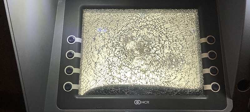 Babasına kızan kadın ATM’leri parçaladı