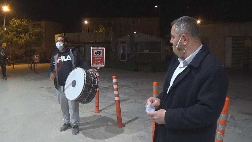 Davulcu çaldı, muhtar sağlık çalışanları için söyledi