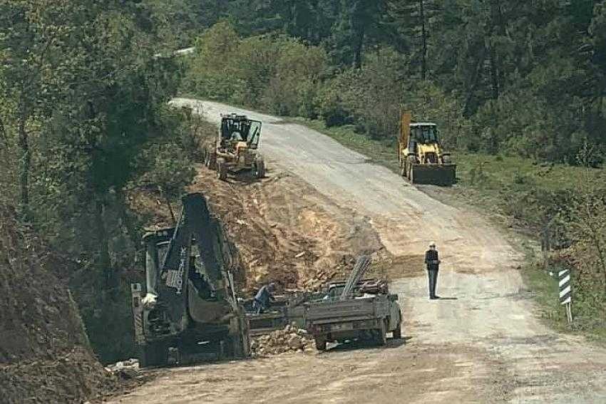 Lapseki’de yol genişletme çalışmaları