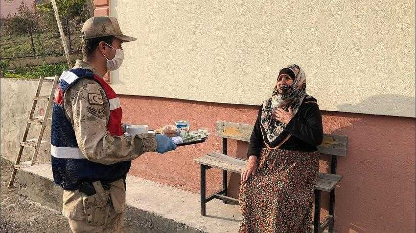 Bu ilçede yaşlıların iftar yemekleri evlerine götürülüyor