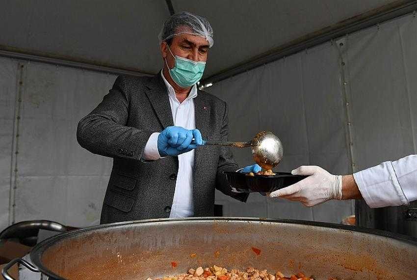 İftar yemeğini başkan elleriyle dağıttı