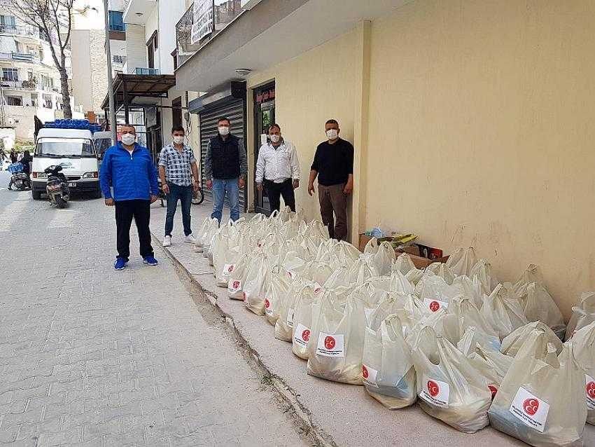 MHP Kuşadası ilçe teşkilatı yardım paketi dağıtıyor