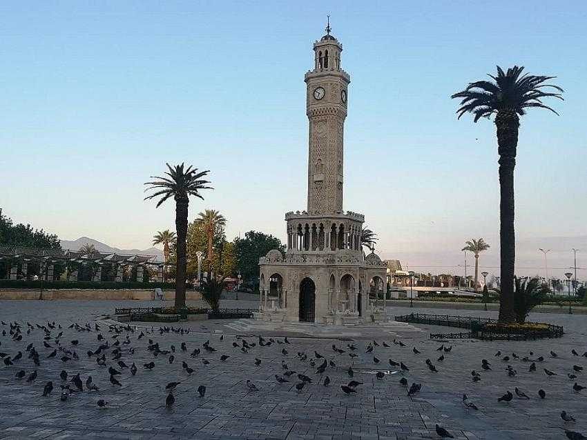 İzmir’de cadde ve meydanlar boş kaldı