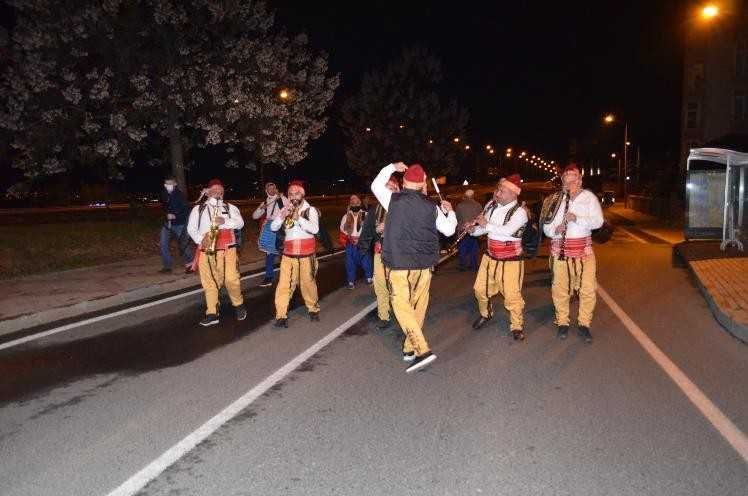 Tekirdağ’da 70 kişilik bando takımı sahur için sokaklara indi