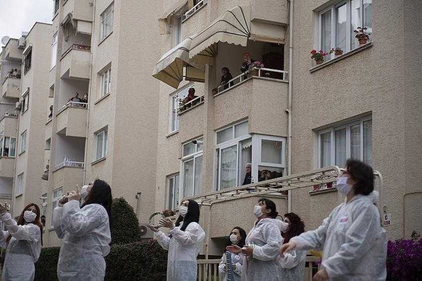 70 yaşındaki kadına belediye ekiplerinden sürpriz doğum günü kutlaması