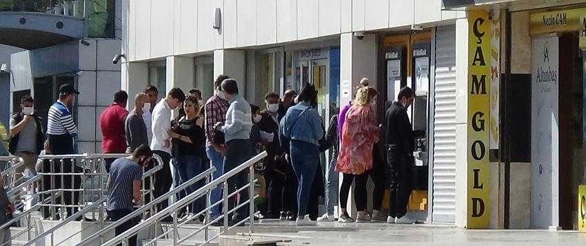 Mardin’de ATM önünde oluşan kuyrukta sosyal mesafe hiçe sayıldı