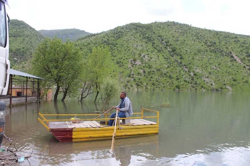 Strafor, tahta ve saçtan kendi kayığını yaptı