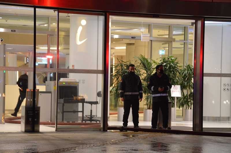 Etiler’deki bir alışveriş merkezinde bulunan giyim mağazasında yangın çıktı
