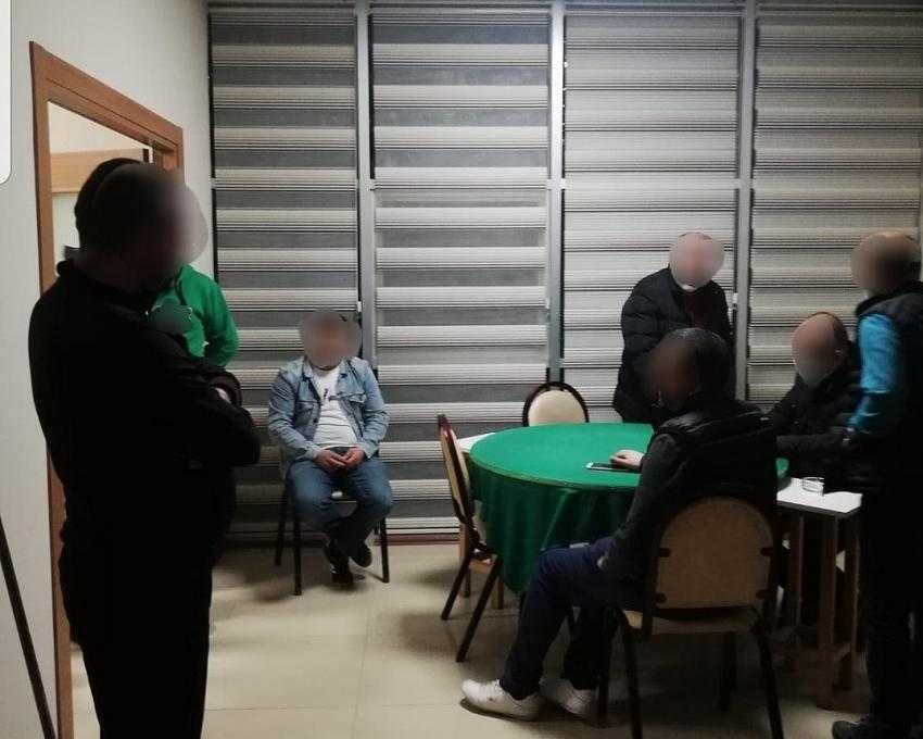Sakarya’da boş bir evi kıraathaneye çevirip sosyal mesafeyi hiçe sayarak oyun oynadılar