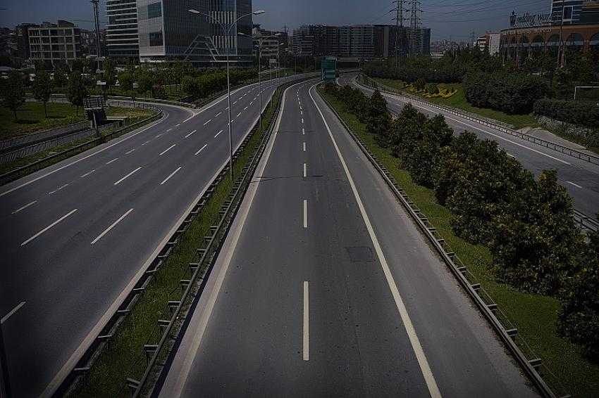 Kısıtlama günlerinde İstanbul’un boş meydanlarını fotoğraflıyor