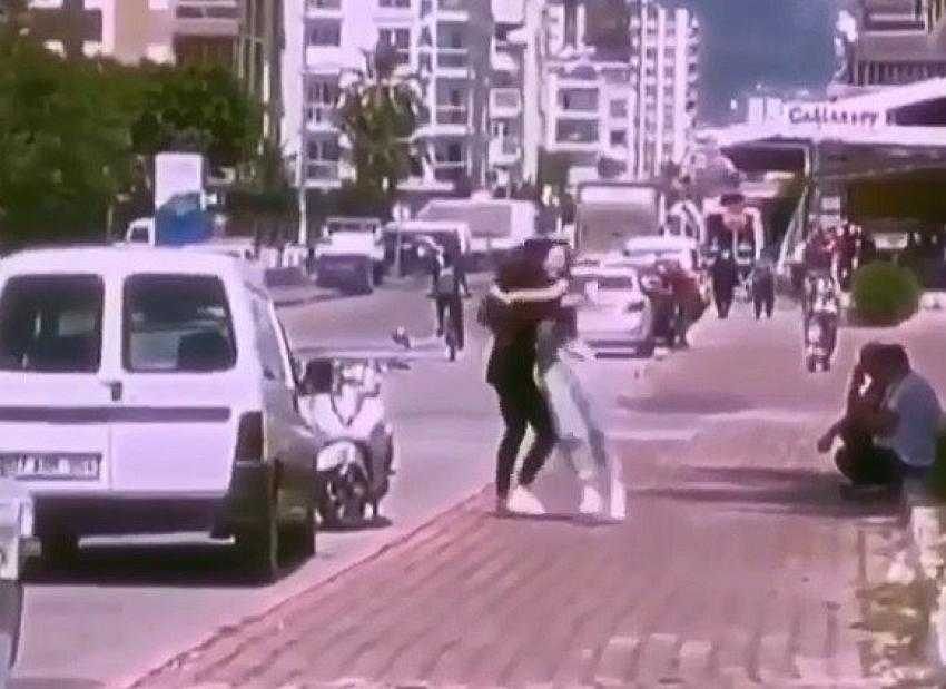 42 gündür görüşmeyen 2 kız arkadaşın özlemi duygulandırdı