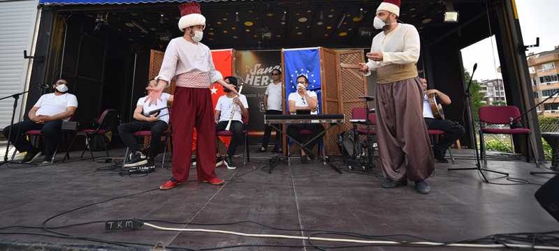 Bursalılar ‘gezici sahne’ ile moral depoluyor