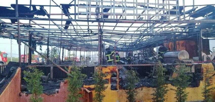 İstanbul ve Kocaeli’nin sınır noktasında çıkan yangında lokanta kullanılamaz hale geldi