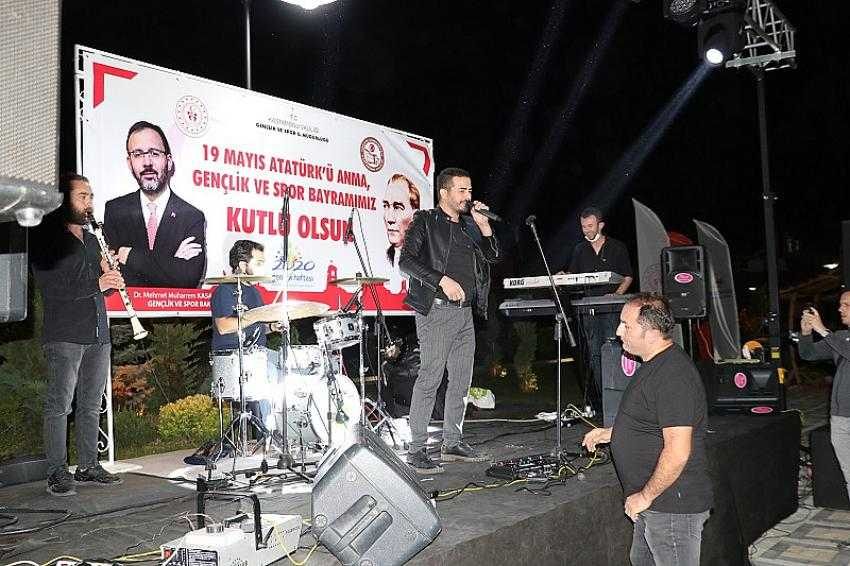 Kastamonu’da vatandaşlar hem egzersiz yaptı hemde 19 Mayıs konseriyle eğlendi