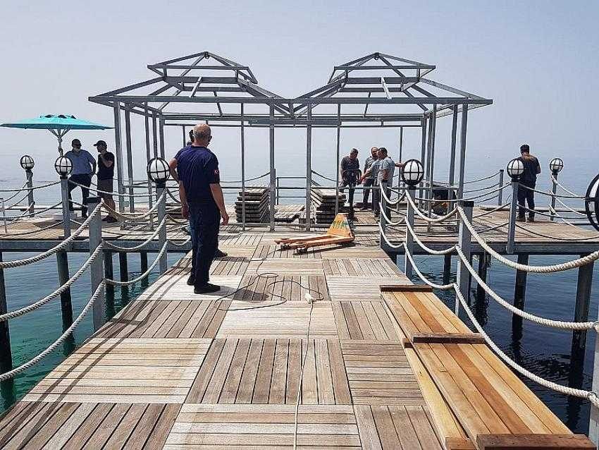 Alanya Belediyesi iskeledeki kaçak yapıyı yıktı