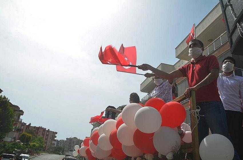 Kuşadası sokaklarında 19 Mayıs coşkusu