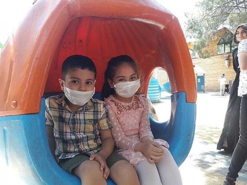 Sokağa çıkmalarına izin verilen çocuklar parklarda doyasıya eğlendi