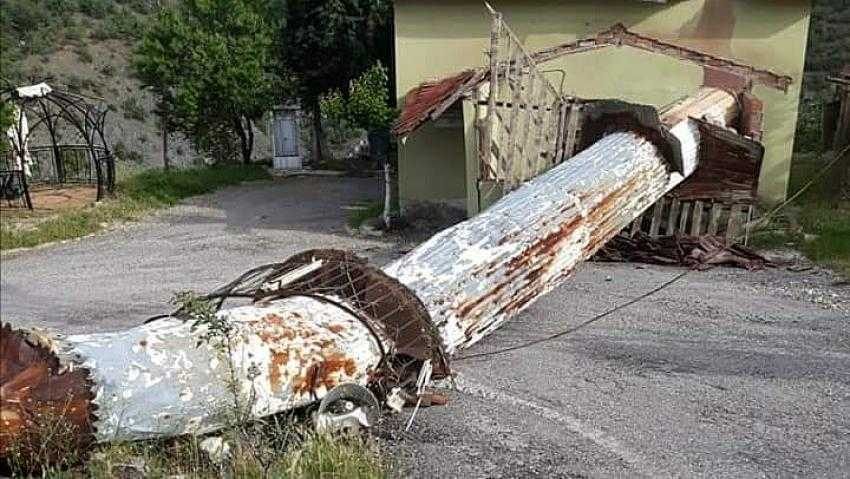 Nallıhan’da bir evin çatısına minare düştü