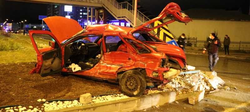 Tır ile çarpışan otomobil hurdaya döndü: 3 yaralı