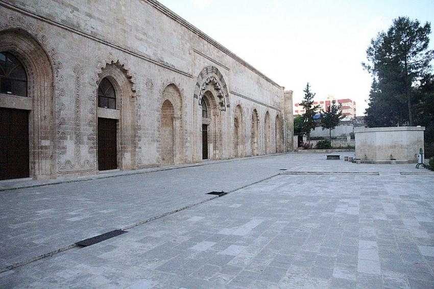 Korona virüs sebebiyle bayramda boş kalan camilerin minarelerinden tekbirler yükseldi