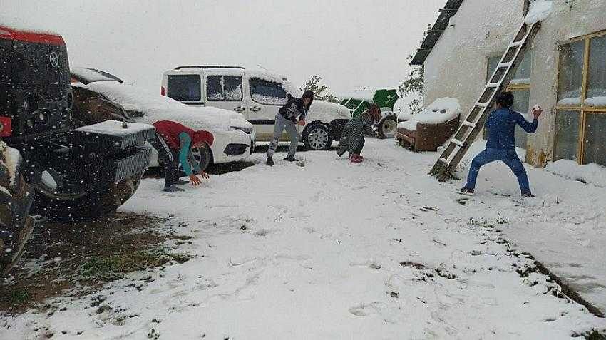 Bayramın tadını lapa lapa yağan kar altında kartopu oynayarak çıkarttılar